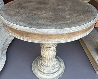 Hooker Furniture "Chatelet" Round Pedestal Dining Table