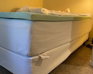 Queen mattress- pristine condition