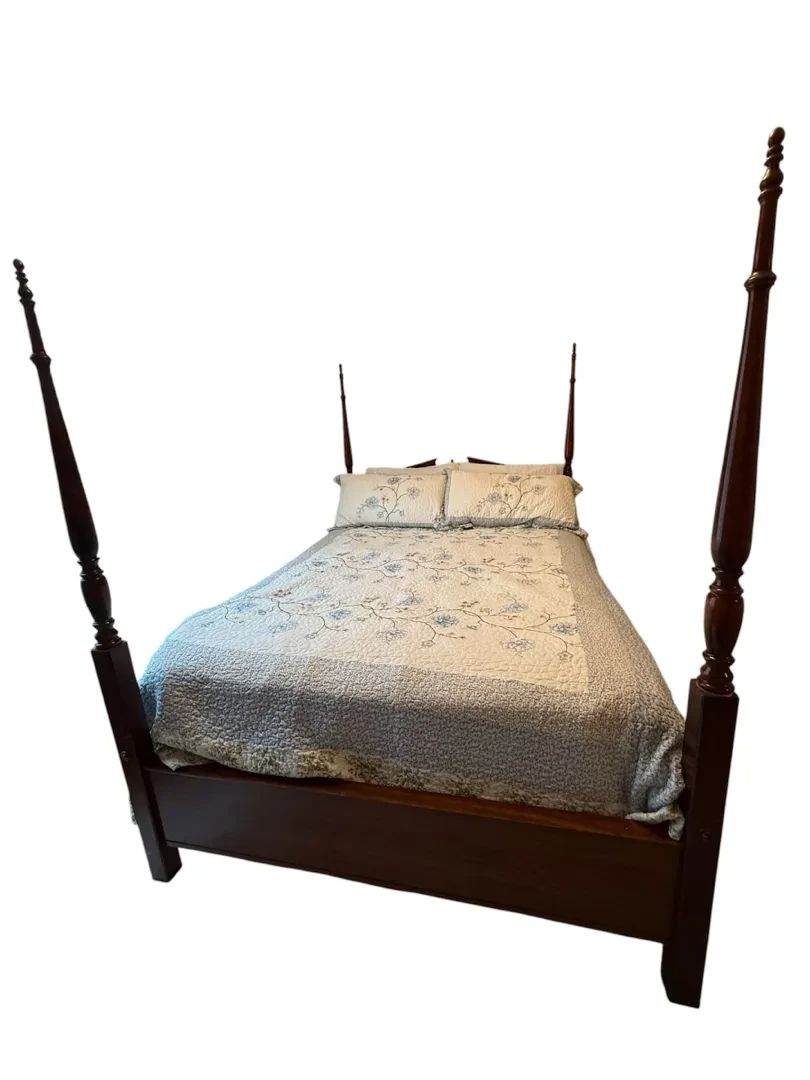001 Four Post Queen Bed w/ Bedding Mahogany Colored (63x84x72)