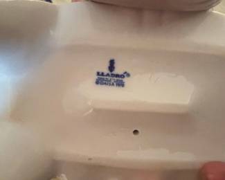 Lladro Esperando en el parque Waiting in the Park Porcelain Figurine third image