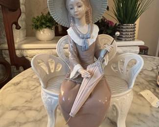 Lladro Esperando en el parque Waiting in the Park Porcelain Figurine