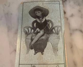 Lladro Esperando en el parque Waiting in the Park Porcelain Figurine second image