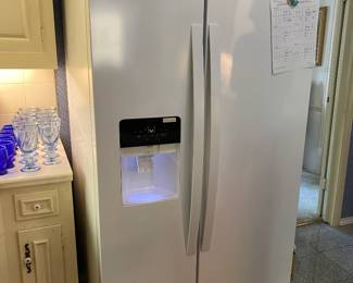 2021 Refrigerator Whirlpool side by side, great shape, Model WRS325SDHW08
