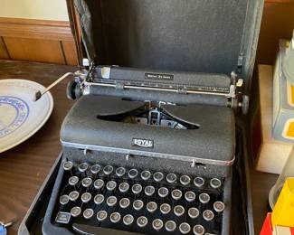 Manual Royal Typewriter