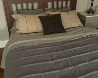 craftsman's style queen bed and bedding