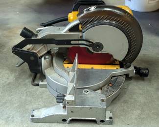  DeWalt 10" Compound Miter Saw DW703, Powers On 