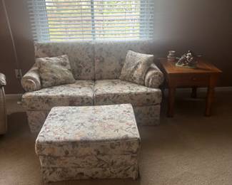 Cute floral loveseat in great shape with two matching chairs and ottoman