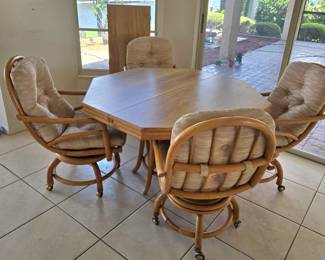 Old Florida table w/ leaf & 4 chairs