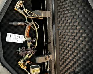 #157	Hoyt Compound Bow Right Hand Like New ADG Sports Hardsided Bow Case	 $275.00 
