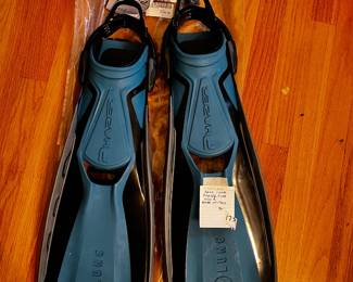 #173	New with Tags & Bag Aqua Lung Phazer Fins Size R Made in Italy	 $90.00 