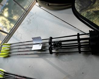 #152	5 Spot Arrow Quiver Plus 5 Whitetail 3050 Arrows	 $40.00 
