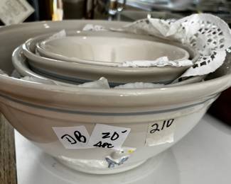#210	Set of 4 nesting Mixing Bowls - Made in USA	 $20.00 