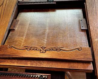 #5	Oak Round Table w/6 chairs Built-in Leaf that Stores inside the table (as is finish) - 42-62x42x29	 $175.00 