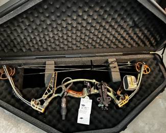 #157	Hoyt Compound Bow Right Hand Like New ADG Sports Hardsided Bow Case	 $275.00 