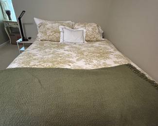 Queen bed and bedding 