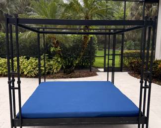 Frontgate Outdoor bed with Blue cushion - 80 x 80 x 74
