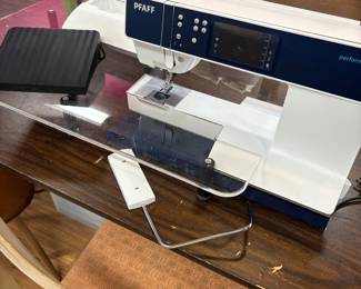 Pfaff Performance 5.2 with XL sew steady table