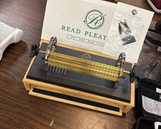 Read pleater for smocking with a stand
