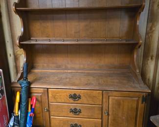 Ethan Allen buffet/cabinet with hutch
