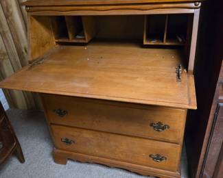 Short wood secretary