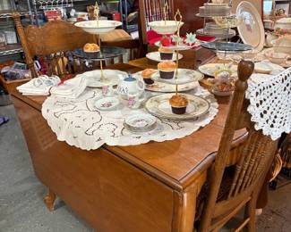 Beautiful Deep drop Leaf Table