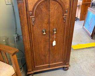Nice cabinet with lift top lid - perfect for a bar