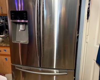 Capacity: ~28.5 cu. ft. total (approx. 19.8 cu. ft. fridge, 8.7 cu. ft. freezer). Cooling System: Twin Cooling Plus (independently cools fridge and freezer for better humidity). Ice Maker: Dual ice maker capable. Design: Stainless steel with EZ-Open handle for the freezer drawer. Energy Efficiency: Energy Star rated