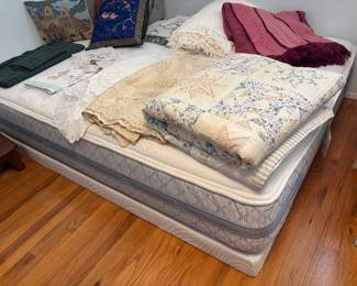 Clean full mattress with pedestal 