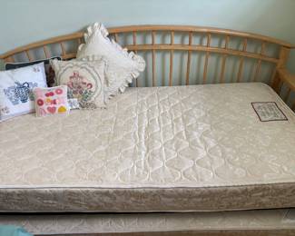 Daybed with trundle 