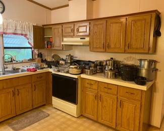 This kitchen is full! Who do you know who needs some kitchen tools?