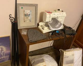 Sewing machine, table can go with it if requested