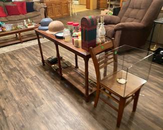 Yes, those are Civil War sabres on the bottom of the coffee table