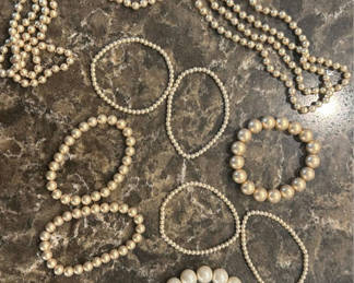 Lot 415: Pearl jewelry set with necklaces, bracelets, and earrings