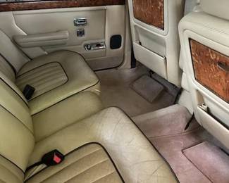 Beautiful 1987 Rolls Royce - Silver Spur - 6.75 L V/8 Odometer approx. 135,400 mi VIN # SCAZN02AX HCX21832 Price and offer information will be forthhcoming in the next few weeks