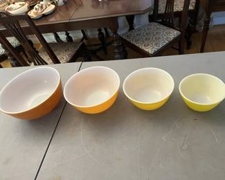 Pyrex nesting mixing bowls