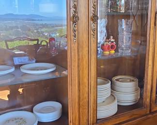 Vintage Thomasville French Provincial Style China Cabinet/Hutch