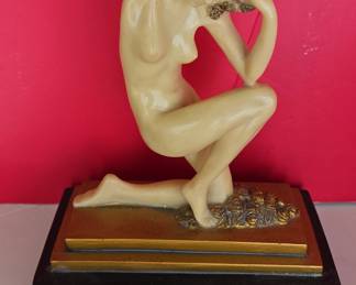 Design Toscano Art Deco "Palace du Trocadero" Kneeling Nude Figurine