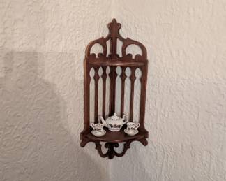 Corner knick-knack shelf