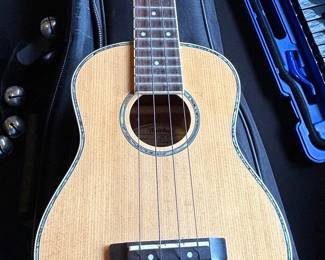 Mitchell MU70 Concert Ukulele Natural