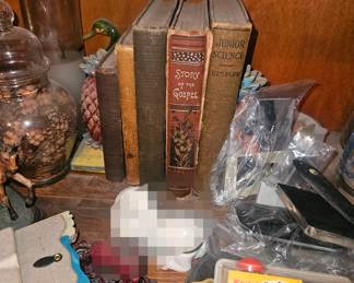 den in curio, upstairs