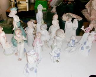 FIGURINES