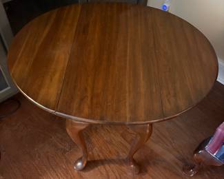 F16 - $65. Queen Ann Style Drop Leaf Side Table. Measures 32.5" x 28" deep x 24" tall. 15" wide with leaves down.