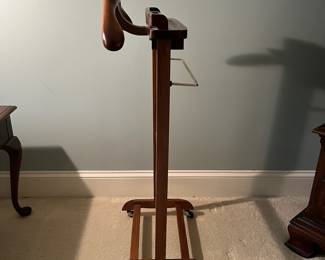 F25 - $75. Reguitti Butler. Measures 18" x 13.5" x 41.5" tall.