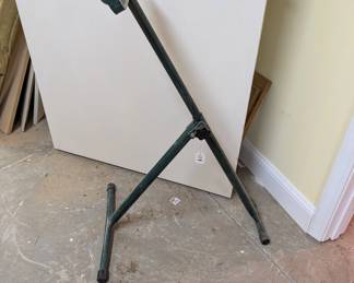 F92 - $15. Single Roller Stand.