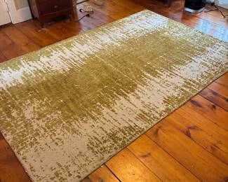 Pea green and off-white area rug (60"x94")