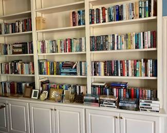 Large collection of books including authors Greg Iles, John Grisham, David Balducci