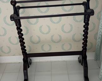 Wooden quilt/towel rack, have a pair