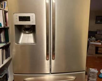 45 GEFrenchDoorRefrigeratorStainlessBottomFreezerIce