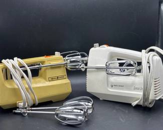 59 2ElectricHandMixersGEBlackDeckerwAttachments