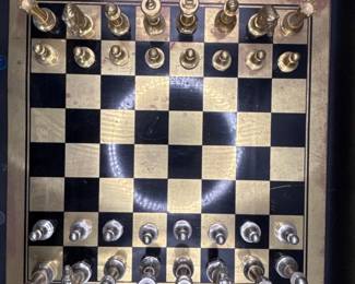 95 MetalChessSetwBoardGoldSilverTonePieces